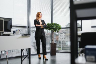 Girişimciliğe başlayan kadınlar, kendilerine güvenen yeni şirkete liderlik ederler.