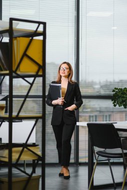 Ofisteki modern iş kadını portresi