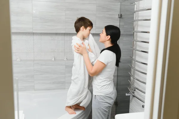 Madre Lavando Pequeño Hijo Baño —  Fotos de Stock