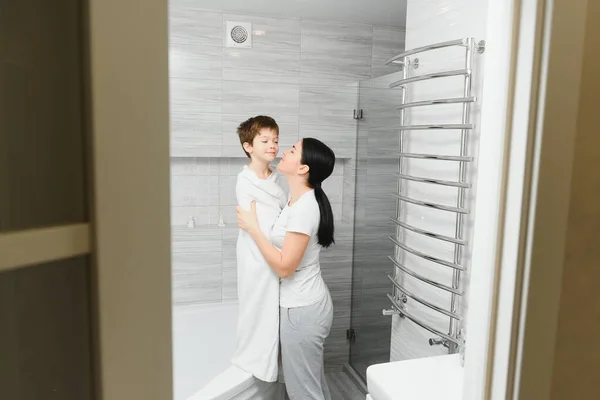 Madre Lavando Pequeño Hijo Baño —  Fotos de Stock