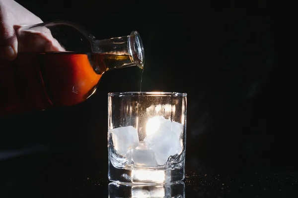 Viski Bardağı Siyah Arka Plan Parlak — Stok fotoğraf