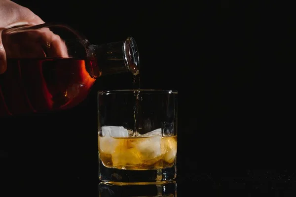 Whiskey Glas Schwarzer Hintergrund Glänzend — Stockfoto