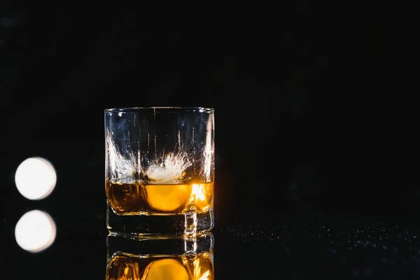 ウィスキーグラスブラックの背景光沢 — ストック写真