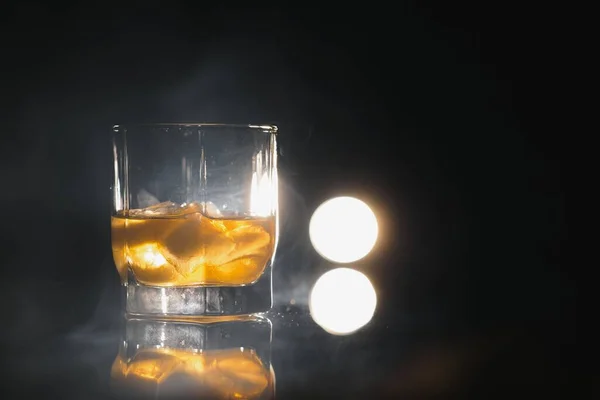 Whisky Ledem Černém Pozadí Kouřem — Stock fotografie