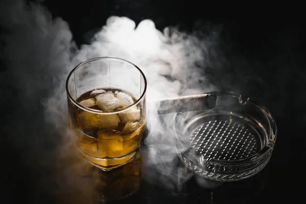 Kieliszek Whisky Lub Bourbona Kostkami Lodu Cygaro Czarnym Łupku Dymem — Zdjęcie stockowe