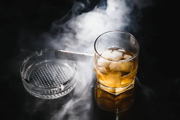 Whiskey Drink Smoking Cigar — Stock Photo, Image