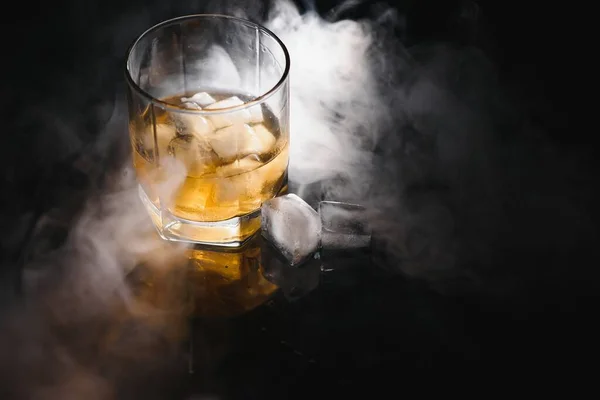 Whiskey Szkło Czarne Tło Błyszczące — Zdjęcie stockowe