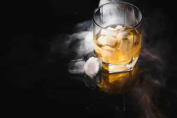 Szklanka Whisky Lodem Karafką Czarnym Tle — Zdjęcie stockowe