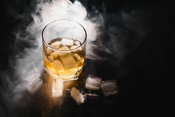 Whisky Lodem Czarnym Tle Dymem — Zdjęcie stockowe