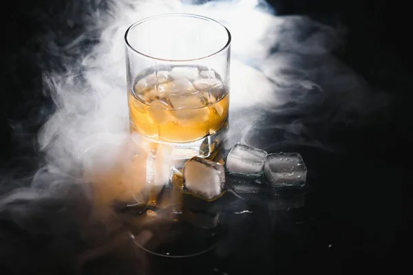 Whisky Lodem Czarnym Tle Dymem — Zdjęcie stockowe