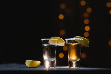 Limonlu Meksika tekilası ve kırsal ahşap arka planda tuz. Metin için boşluk. konsept lüks içecek. Alkolik içki konsepti.