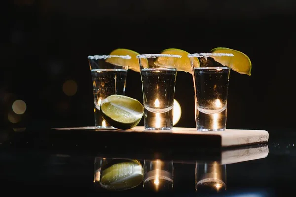 Tequila Con Lima Sobre Fondo Oscuro — Foto de Stock