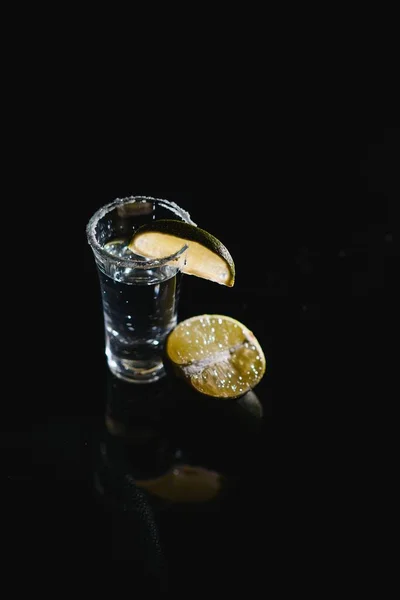 Tequila Con Lima Sobre Fondo Oscuro — Foto de Stock