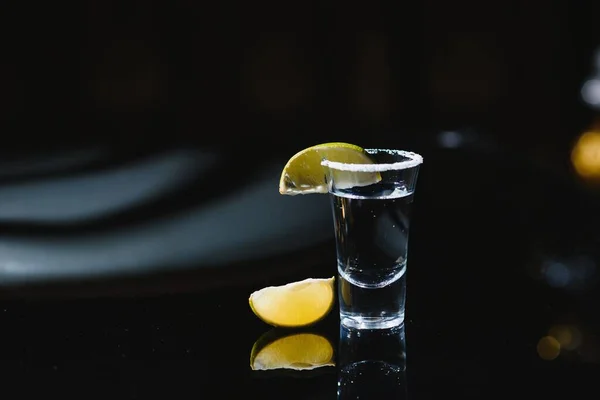 Tequila Vápnem Tmavém Pozadí — Stock fotografie