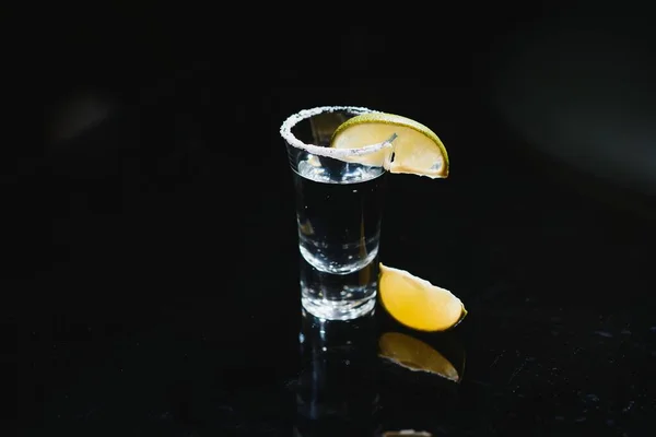 Tequila Vápnem Tmavém Pozadí — Stock fotografie