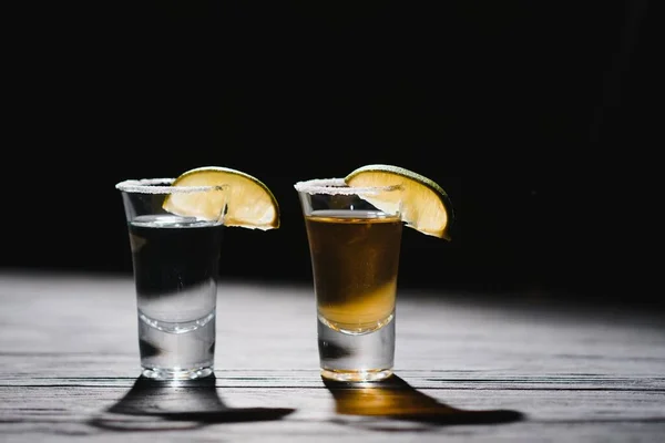 Tequila Mexicano Con Lima Sal Sobre Fondo Madera Rústica Espacio —  Fotos de Stock