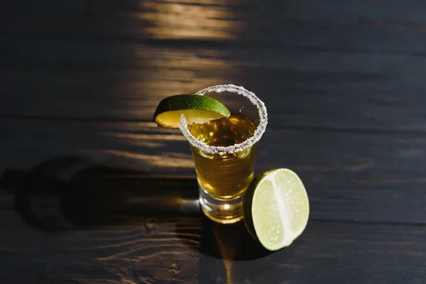 Tequila Messicana Oro Con Lime Sale Sfondo Nero Con Copyspace — Foto Stock