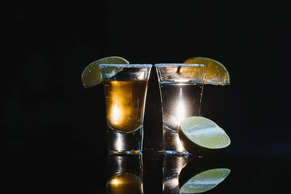 Chutný Alkohol Pít Koktejl Tequila Vápnem Solí Pulzujícím Tmavém Pozadí — Stock fotografie