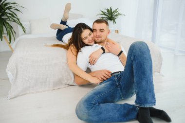 Mutlu çift portresi evde dinleniyor.