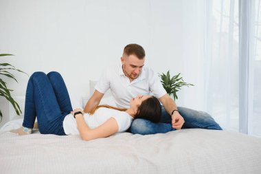 Yatakta kucaklaşan güzel çift..