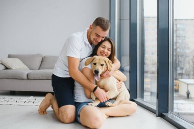 Guy ve kız arkadaşı yatak odasında dinleniyorlar. Mutlu çift evcil hayvanlarına bakar kim oynamak ister