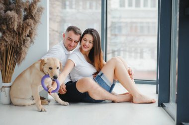 Genç ve güzel bir çift yeni evlerinde yerde oturuyor..