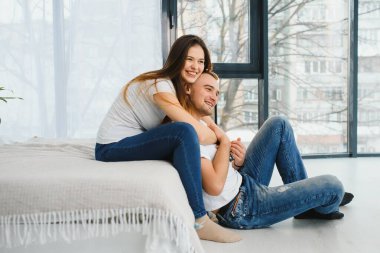 Mutlu çift portresi evde dinleniyor.