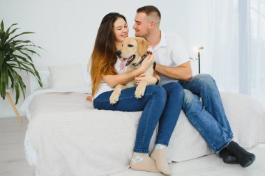 Köpekli mutlu çift oturma odasında