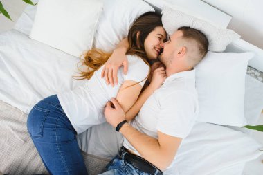 Genç çift yatakta.