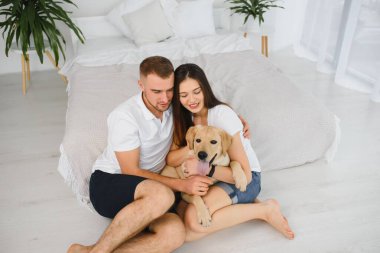 Köpekli mutlu çift oturma odasında