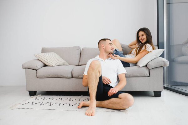 портрет счастливой пары, расслабляющей дома