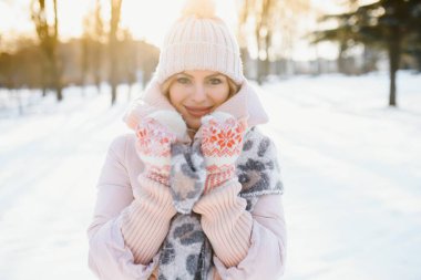 Kış geçmişinde bir güzellik kızı.