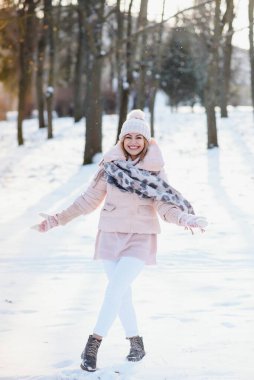 Kışın karlı manzarada genç bir kadının güzel kış portresi.