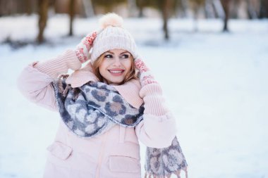 Kış geçmişinde bir güzellik kızı.