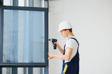 Kablosuz matkap kullanan pencere ayarlayıcı