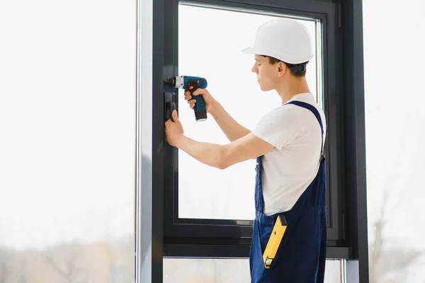 Arbeiter Overalls Beim Einbau Oder Justieren Von Kunststofffenstern Heimischen Wohnzimmer — Stockfoto