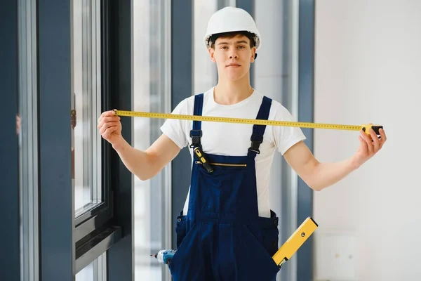 Workman Macacão Instalar Ajustar Janelas Plástico Sala Estar Casa — Fotografia de Stock