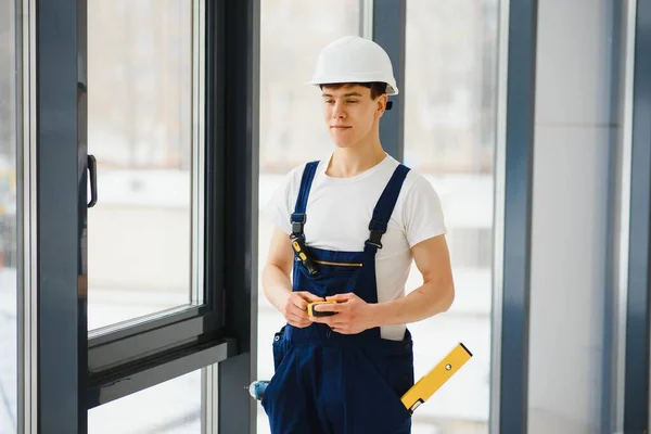 Bauarbeiter Montiert Fenster Haus — Stockfoto