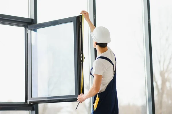 Bauarbeiter Montiert Fenster Haus — Stockfoto