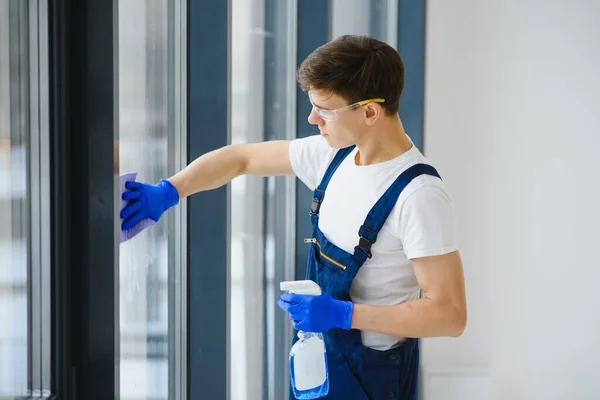 Handyman Limpando Janela Sorrindo Uma Nova Casa — Fotografia de Stock