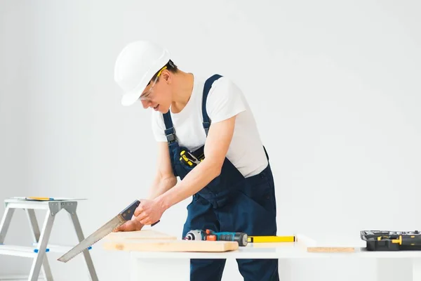 Snickare Sågning Vit Bräda Lägenhet Renovering — Stockfoto