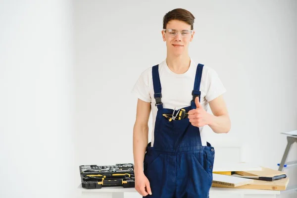 Porträt Eines Mitarbeiters Der Reparaturen Einer Neuen Wohnung Durchführt — Stockfoto
