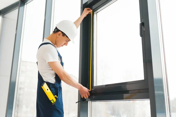 Handwerker Montieren Fenster Hause — Stockfoto