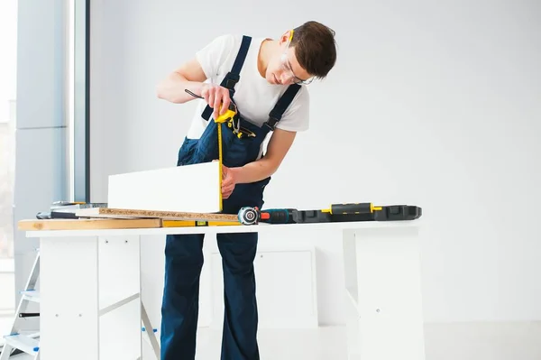 Reparatie Bouw Bouw Concept Vrolijke Glimlachende Mannelijke Werknemer Bouwer Bril — Stockfoto