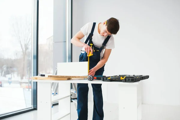 Reparatie Bouw Bouw Concept Vrolijke Glimlachende Mannelijke Werknemer Bouwer Bril — Stockfoto