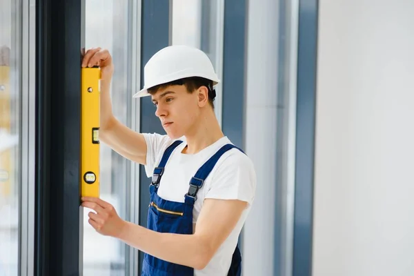 Fensterbauer Mit Akkubohrmaschine — Stockfoto