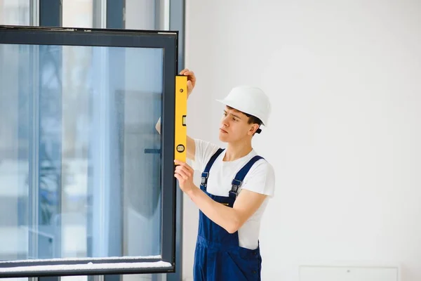 Junger Handwerker Repariert Fenster Mit Schraubenzieher — Stockfoto