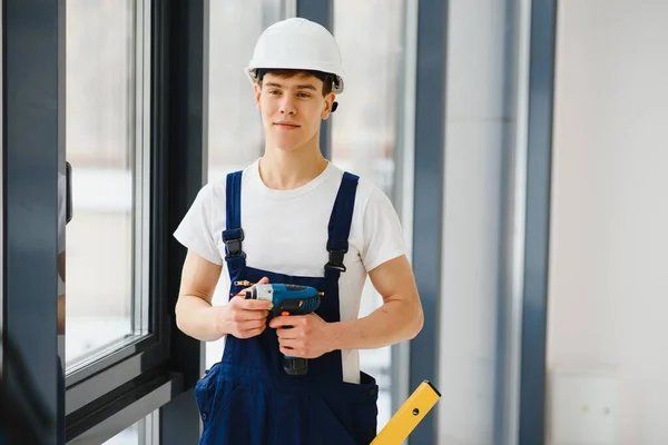 Arbeiter Overalls Beim Einbau Oder Justieren Von Kunststofffenstern Heimischen Wohnzimmer — Stockfoto