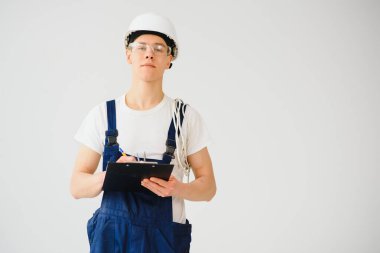 Yakışıklı elektrik mühendisi beyaz arka planda pano tutuyor