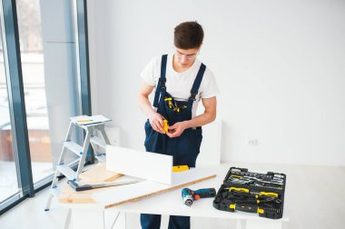 Apartman onarımı ile çok meşgul.